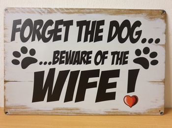 Forget the dog beware of wife metalen wandbord