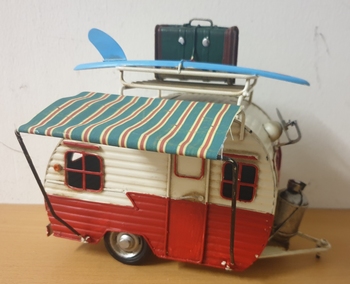 Caravan met surfboard metalen model
