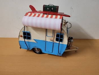Grotere caravan blauw blikken model