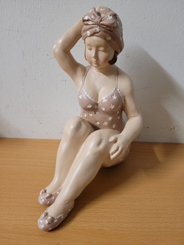Dikke dame badpak zittend roze