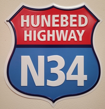 Hunebed highway N34 Metalen wandbord met reliëf