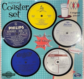 Set van 8 onderzetters gemaakt van oude vinyl ieder