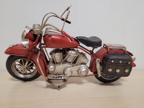 Rode motor met tassen metalen model