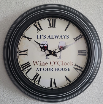 It's always wine o'clock wandklok