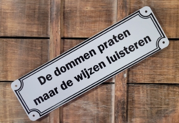 Dommen Praten Wijzen Luisteren tekstbord metaal