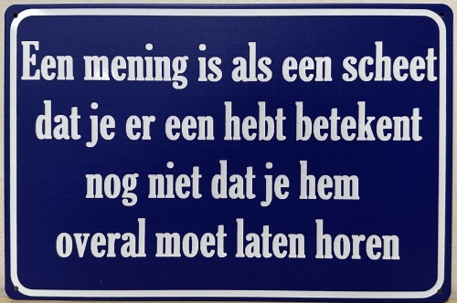 een mening is als een scheet tekstbord van metaal