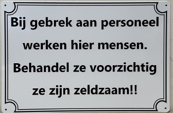 Bij gebrek aan personeel werken hier mensen wandbord