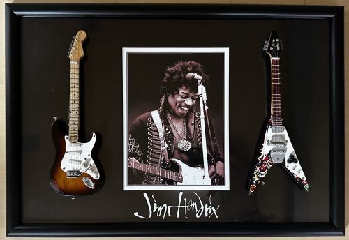 Lijst Jimi Hendrix met 2 mini gitaren erop