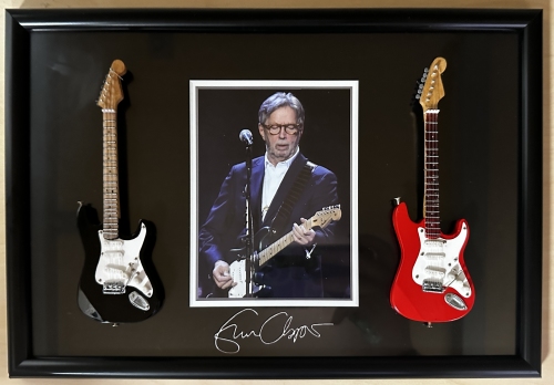 Lijst Eric Clapton met 2 mini gitaren erop
