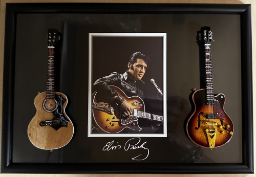 Lijst Elvis Presley met 2 miniatuur gitaren erop