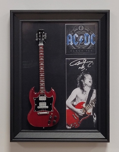 Angus Young ACDC lijst met gitaar