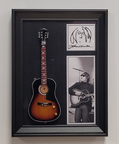 John Lennon The beatles lijst met gitaar