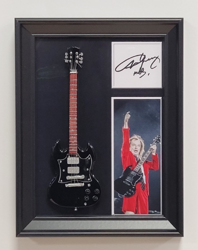 Angus Young ACDC lijst met gitaar