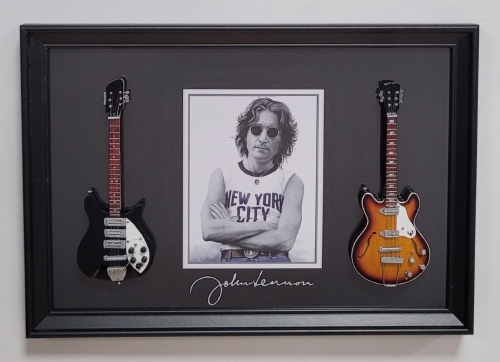 Lijst John Lennon met 2 miniatuur gitaren erop