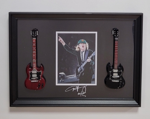 Lijst Angus young met 2 miniatuur gitaren