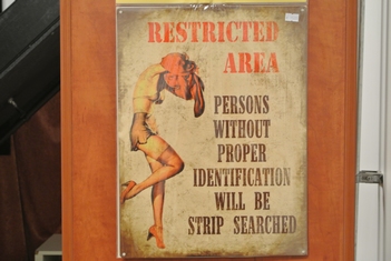 Restricted area strip searched metalen reclamebord