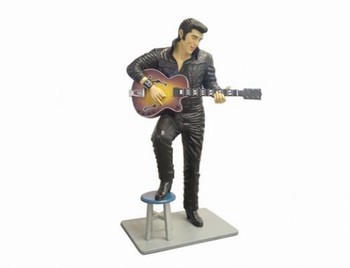 Elvis Presley staand kruk en gitaar in overleg