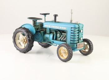 Old tractor blauw metalen model trekker