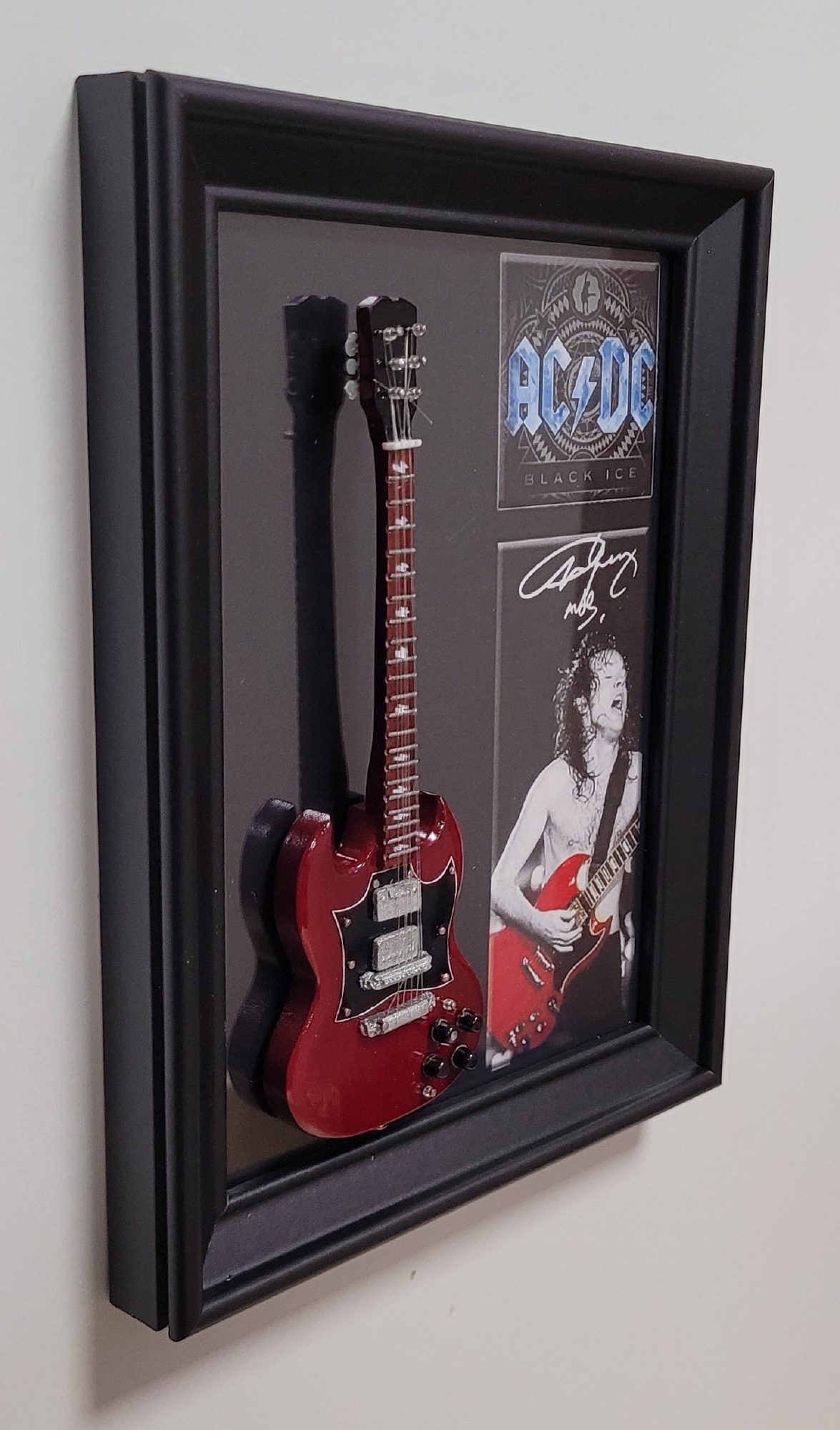 Angus Young ACDC lijst met gitaar
