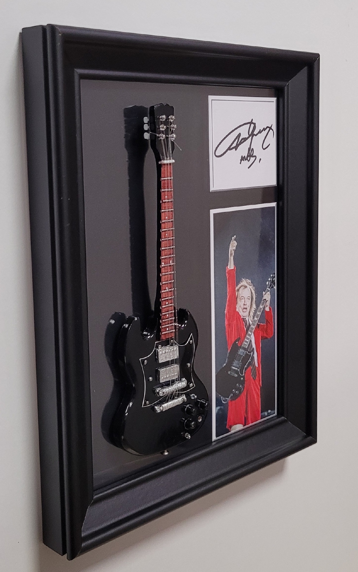 Angus Young ACDC lijst met gitaar