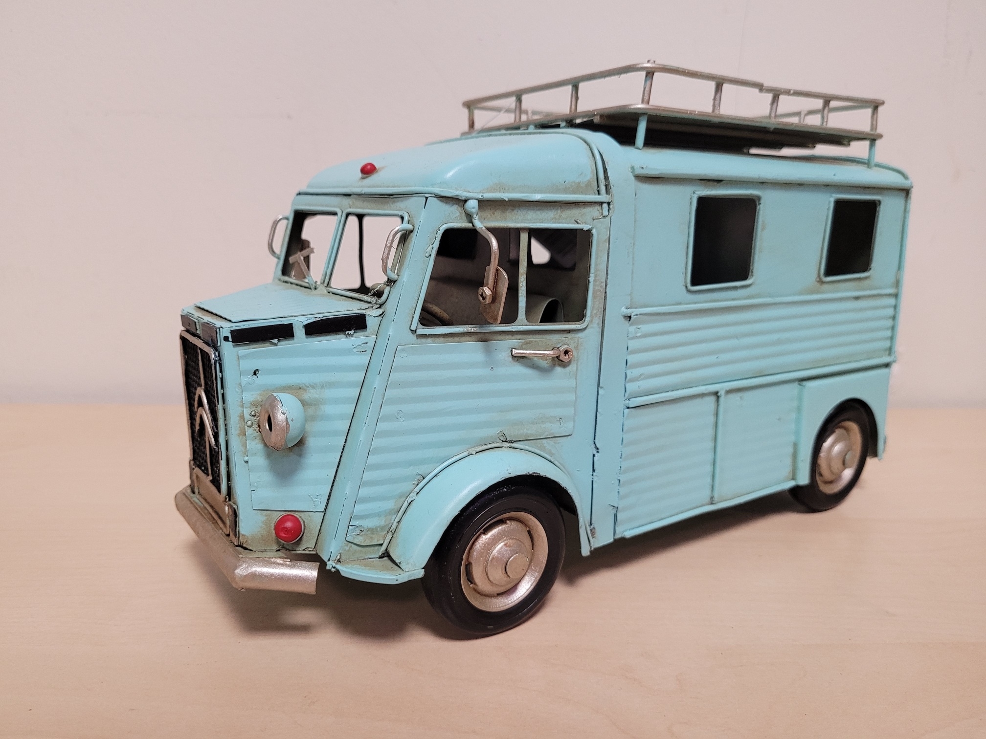 Blauwe citroën hy bus metalen model