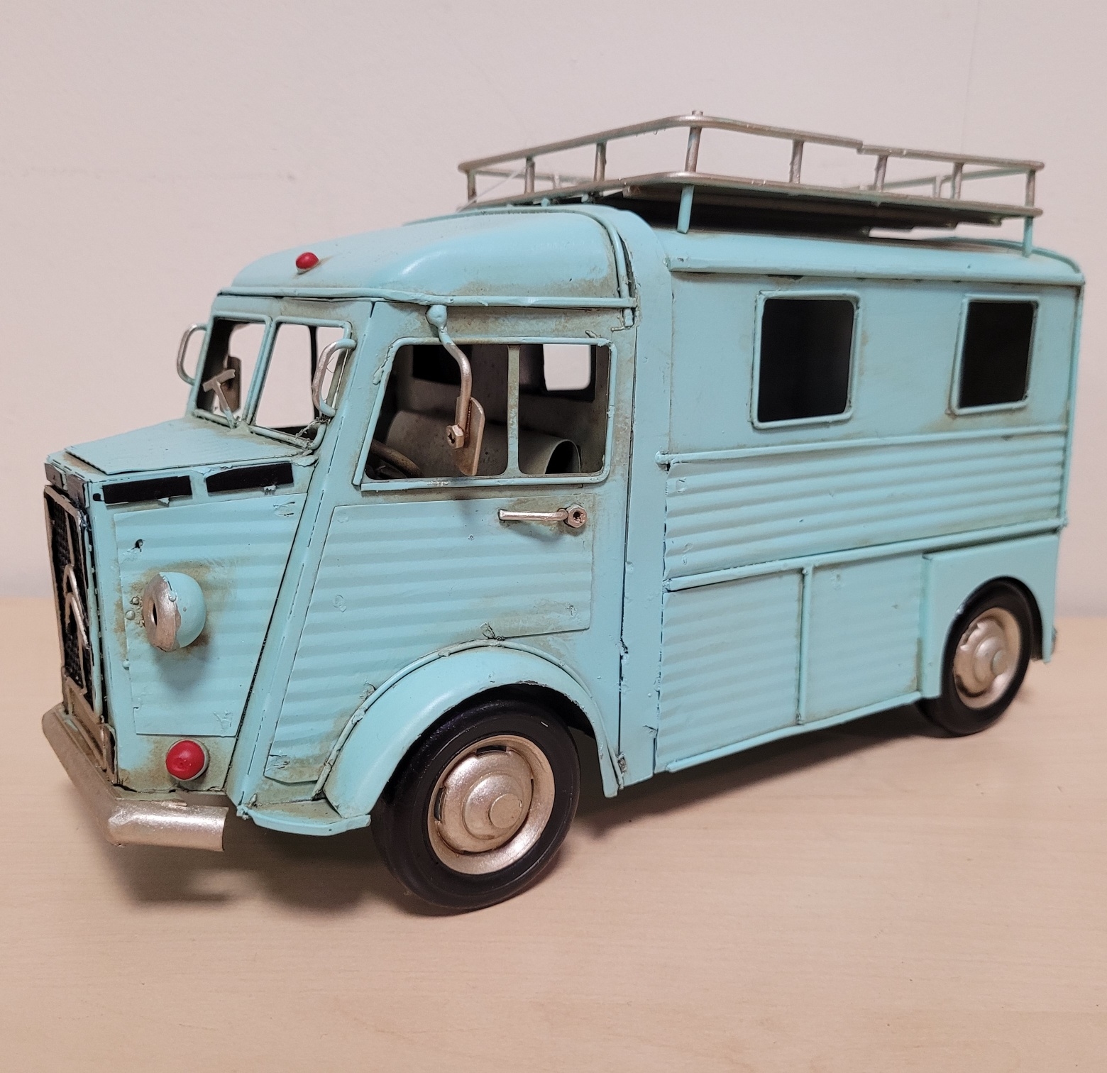 Blauwe citroën hy bus metalen model