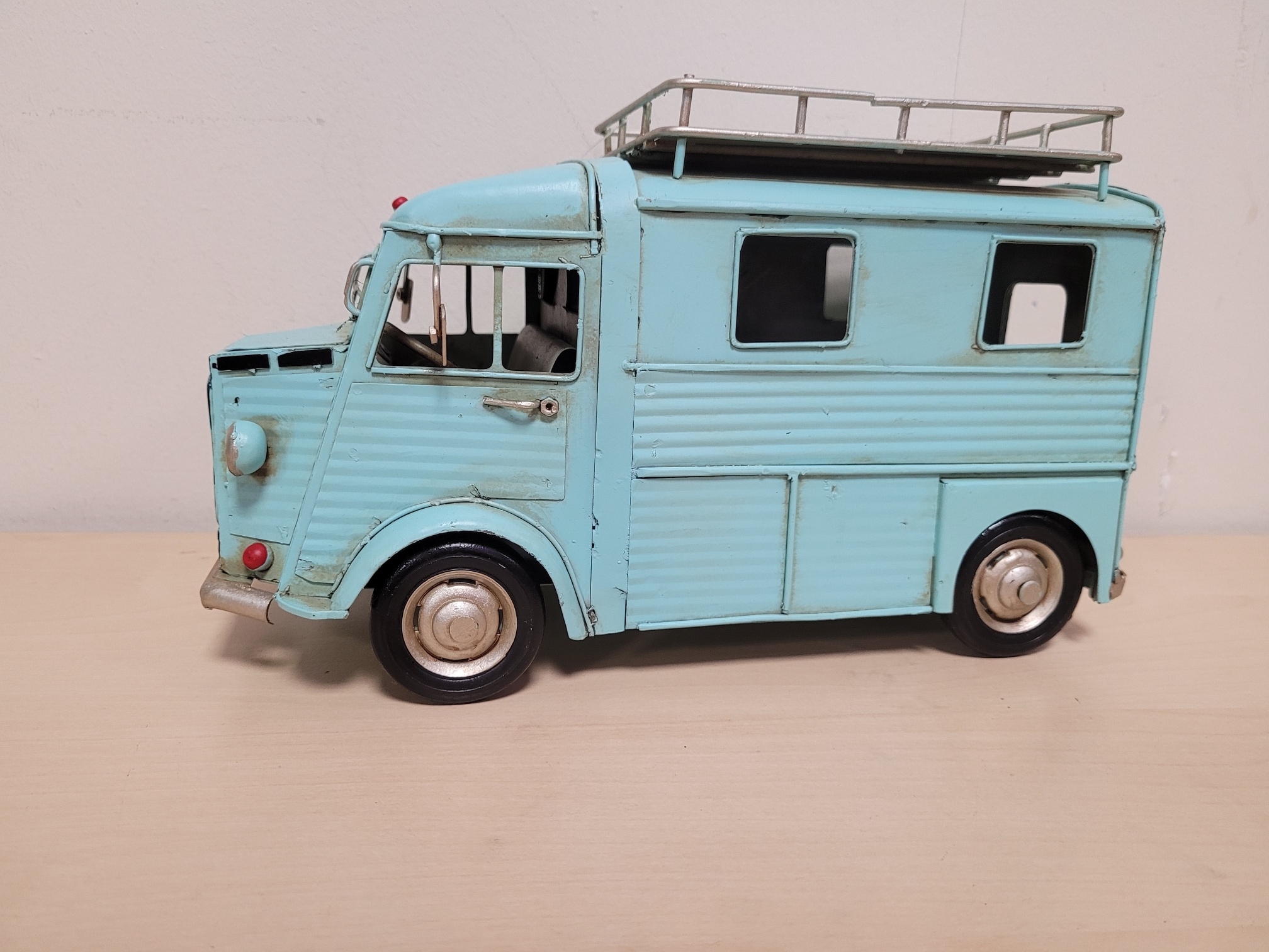 Blauwe citroën hy bus metalen model