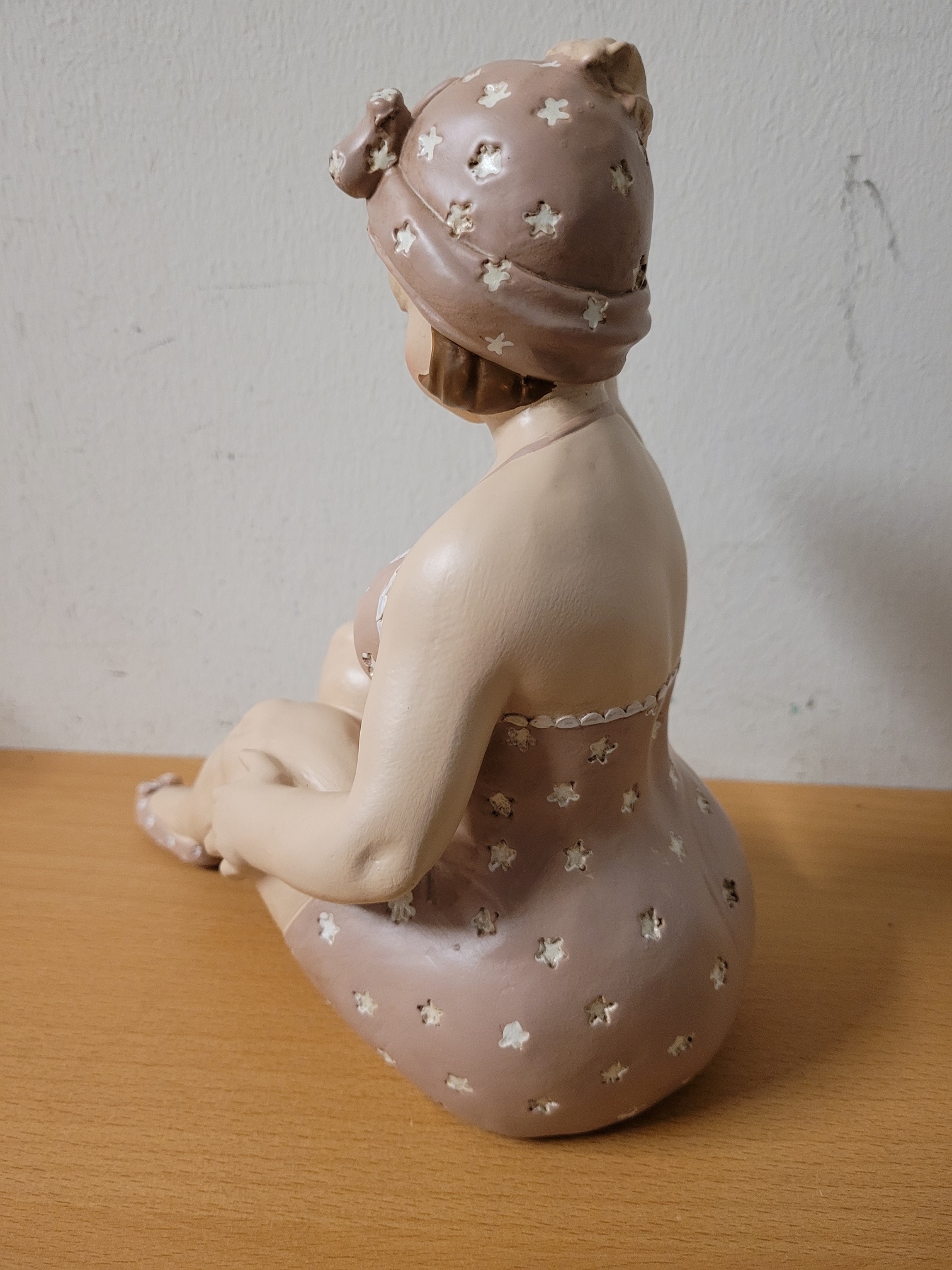 Dikke dame badpak zittend roze