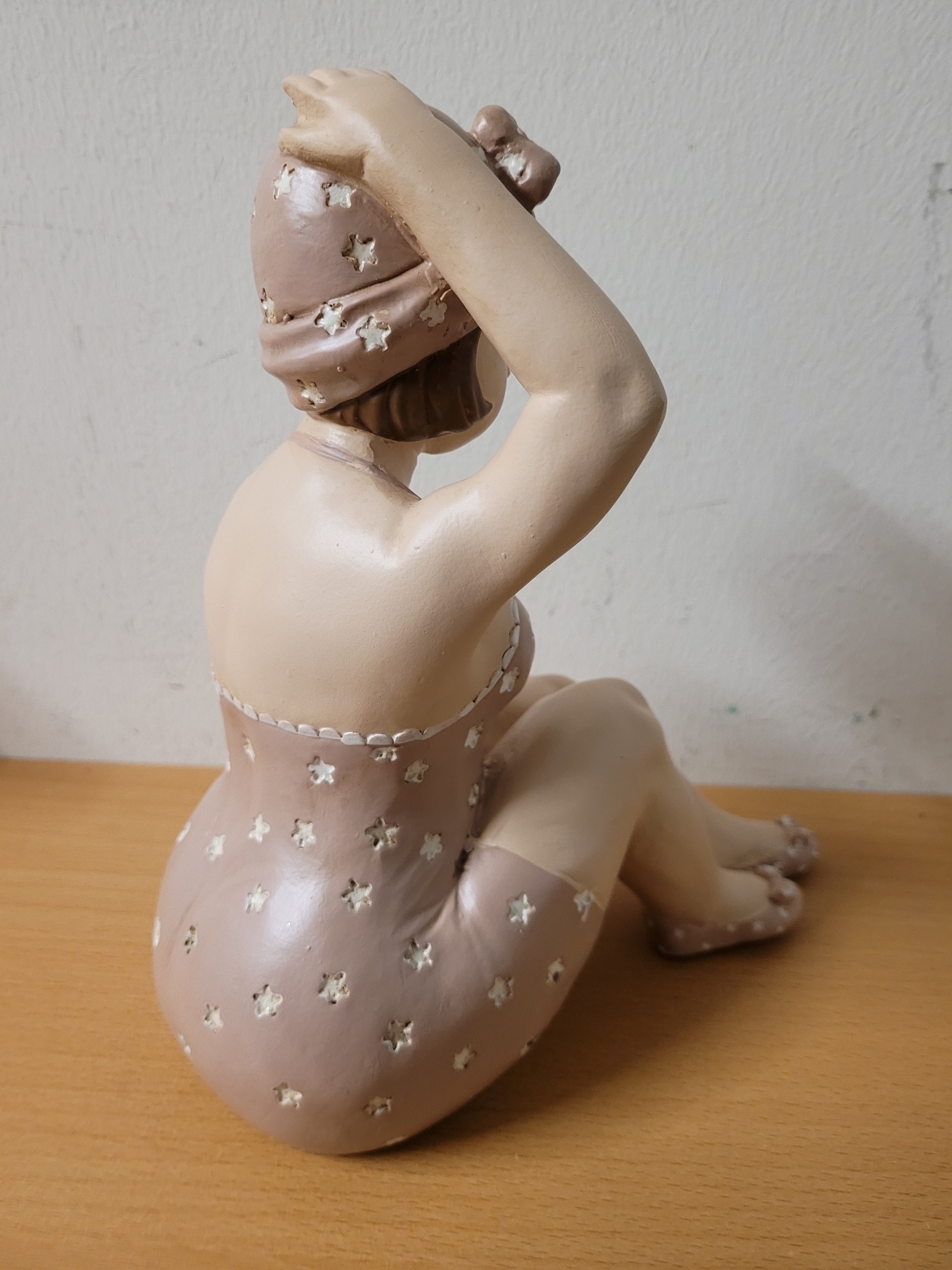Dikke dame badpak zittend roze