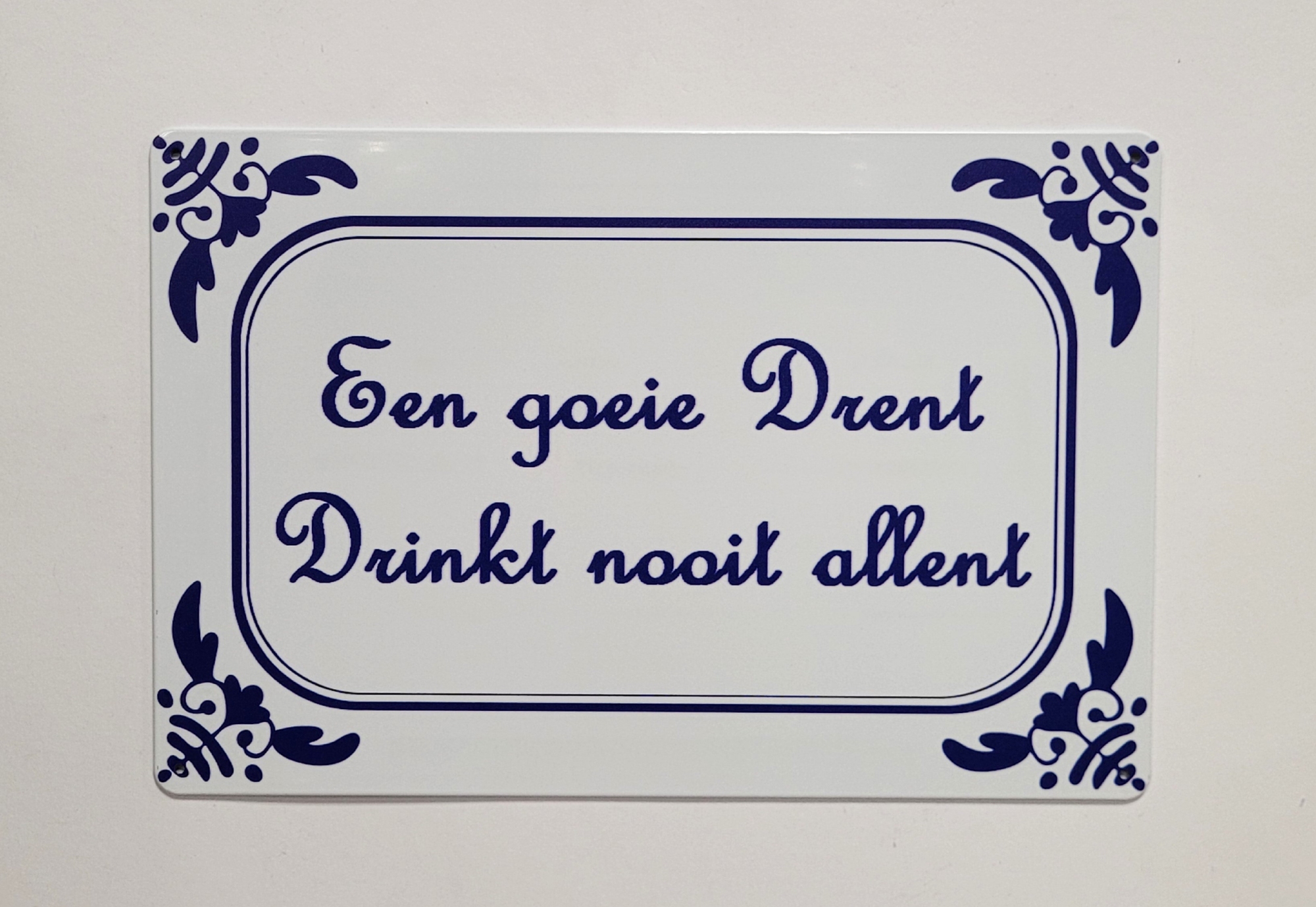 Een goeie drent drinkt nooit allent wandbord van metaal