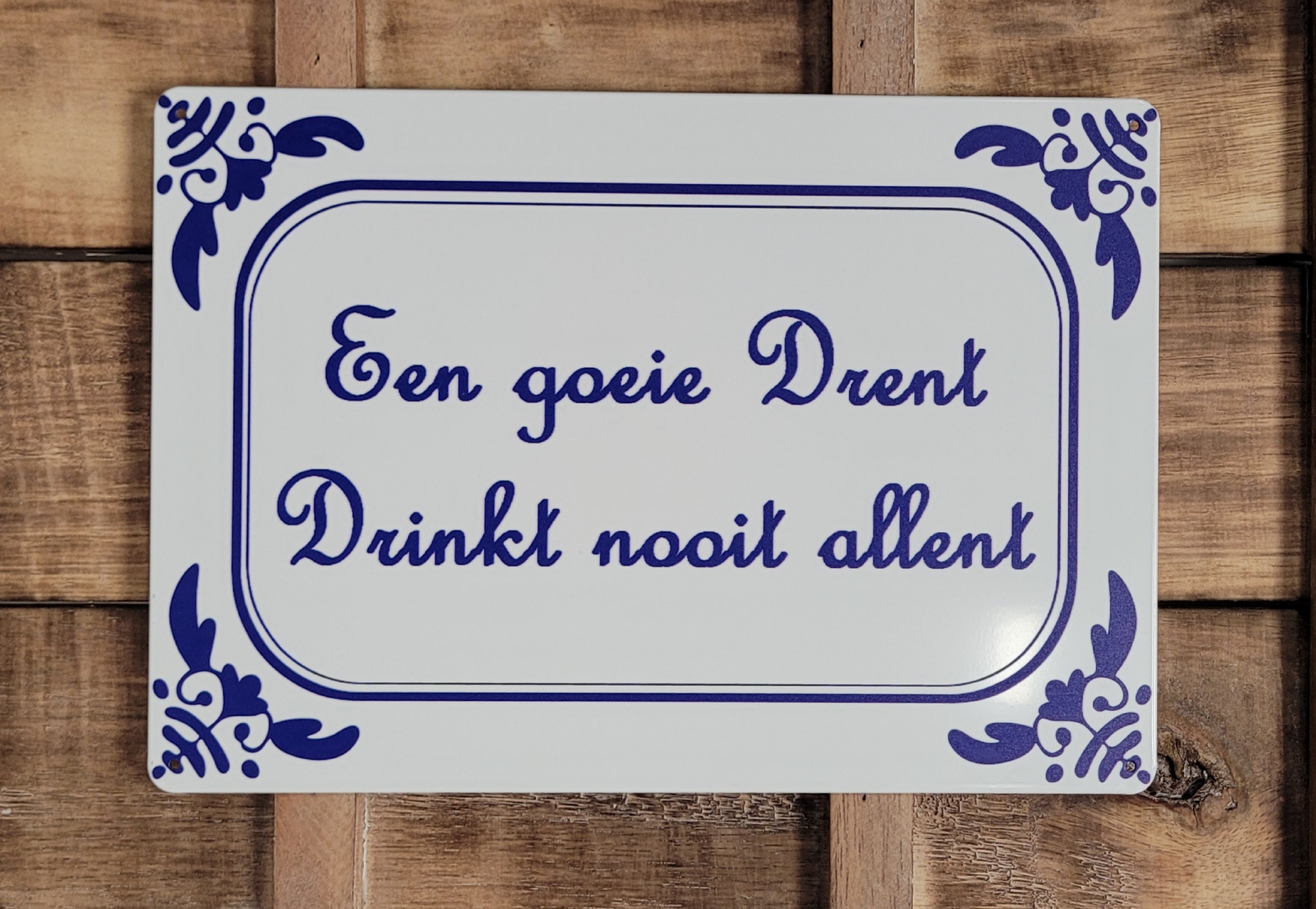 Een goeie drent drinkt nooit allent wandbord van metaal