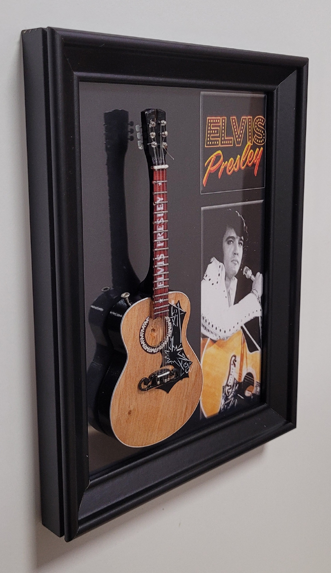 Elvis Presley lijst met gitaar