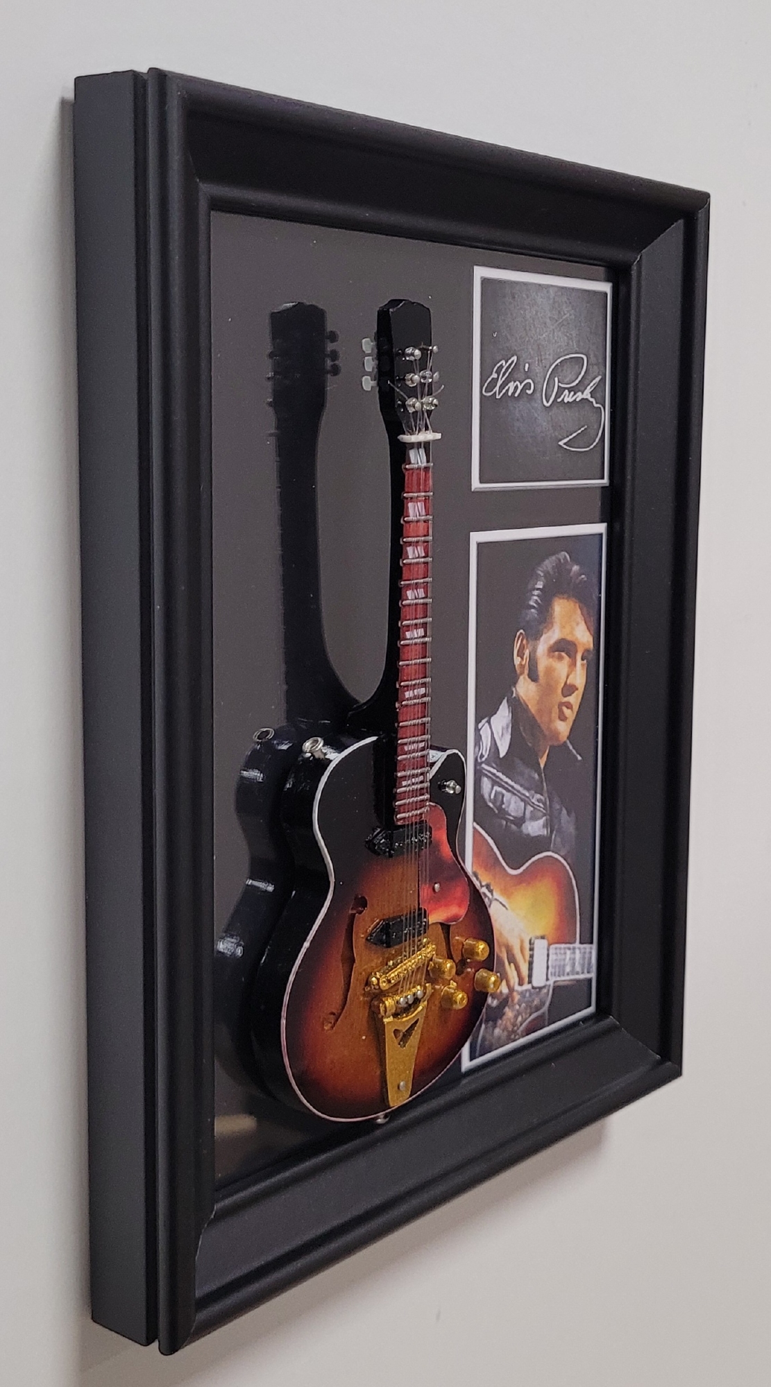 Elvis Presley lijst met gitaar