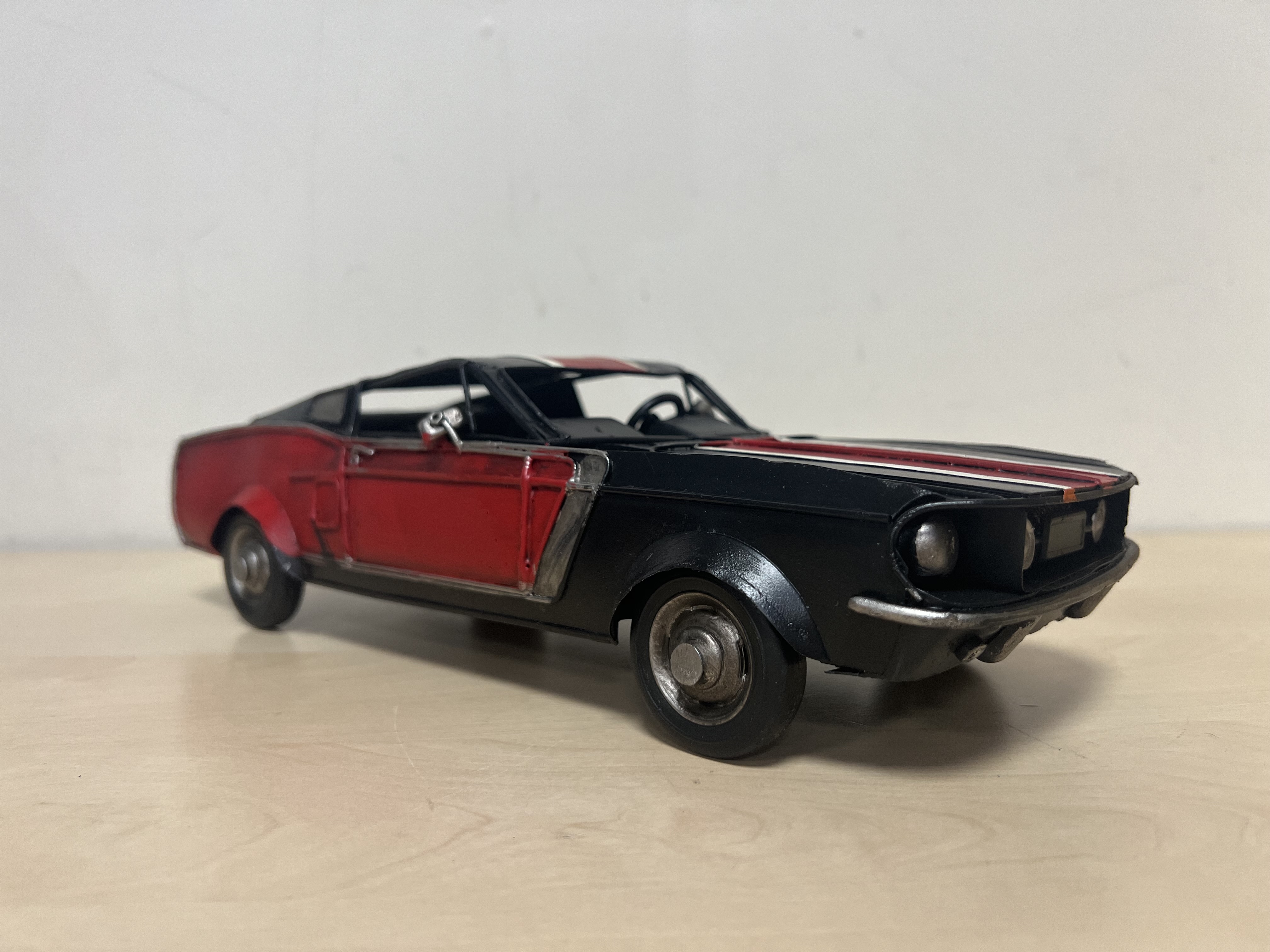 Ford Mustang zwart rood metalen miniatuur