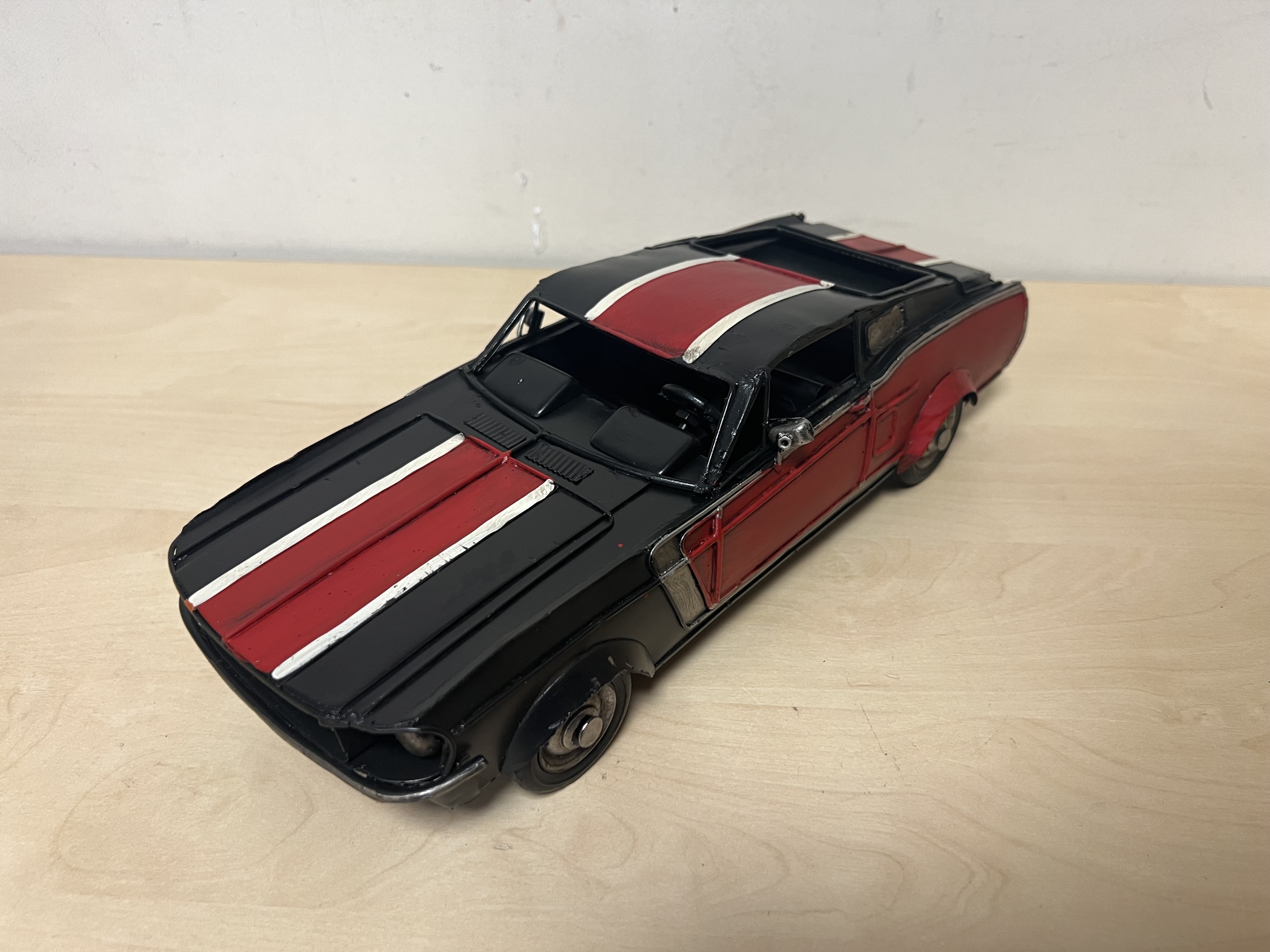 Ford Mustang zwart rood metalen miniatuur