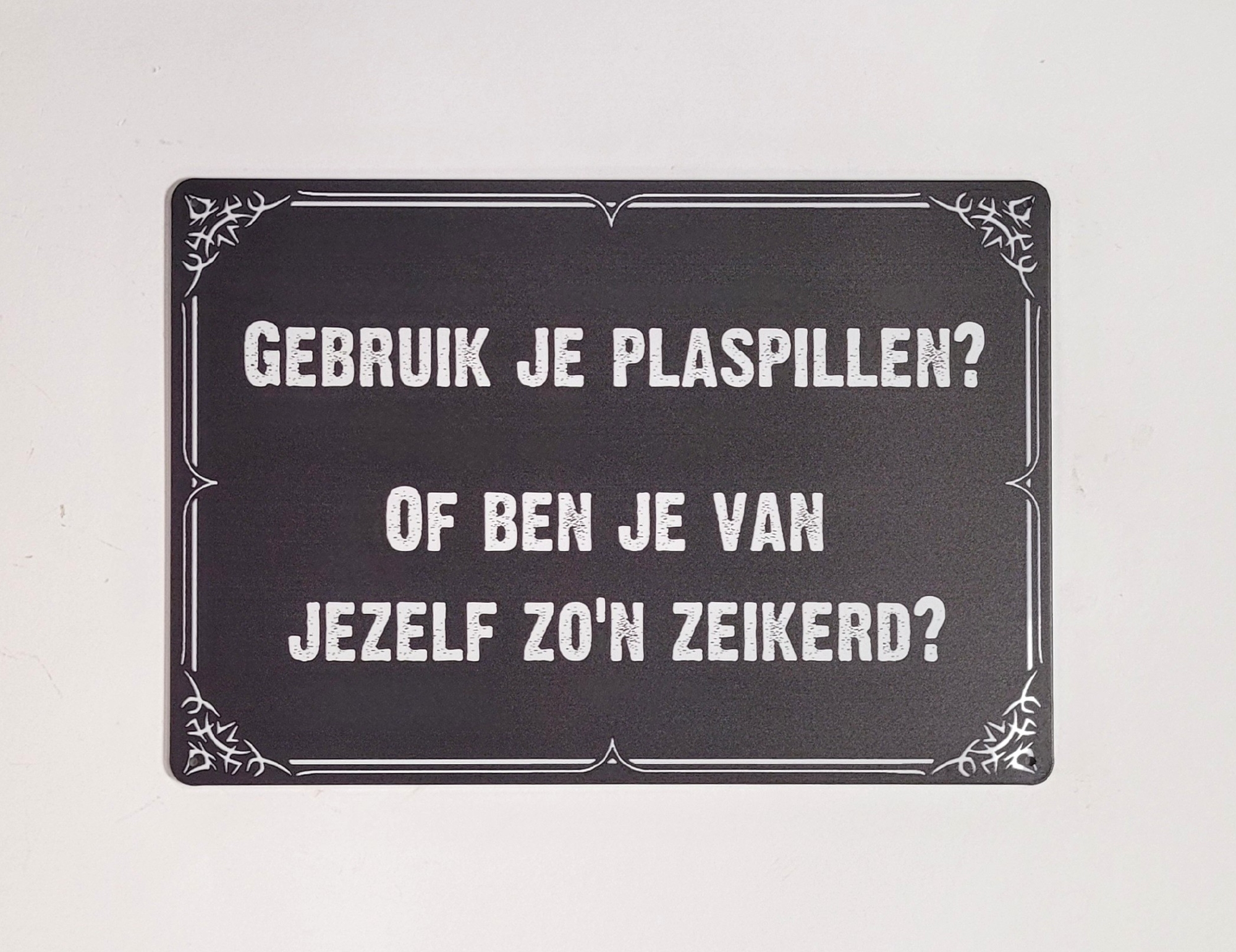 Gebruik je plaspillen metalen wandbord