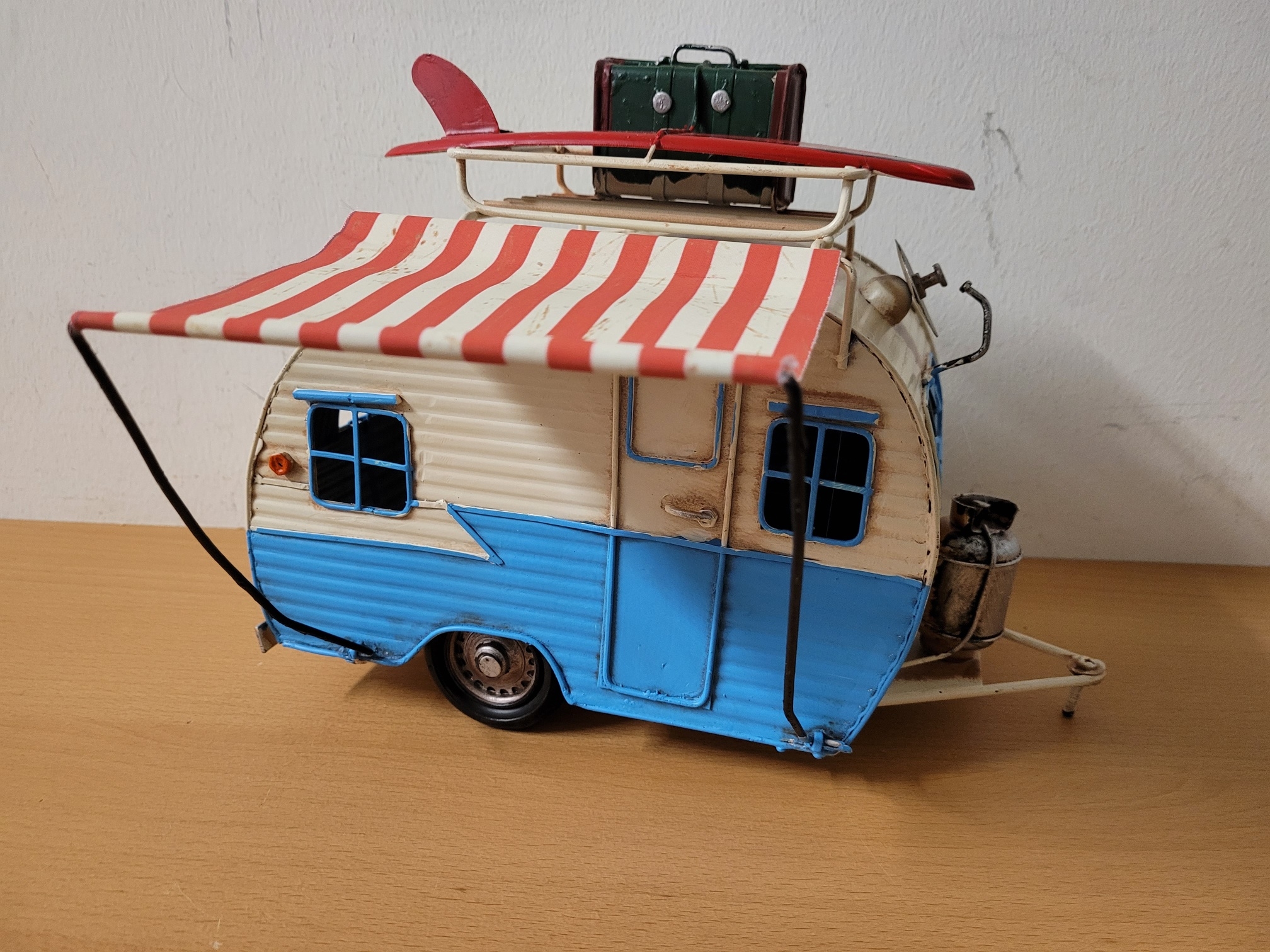 Grotere caravan blauw blikken model