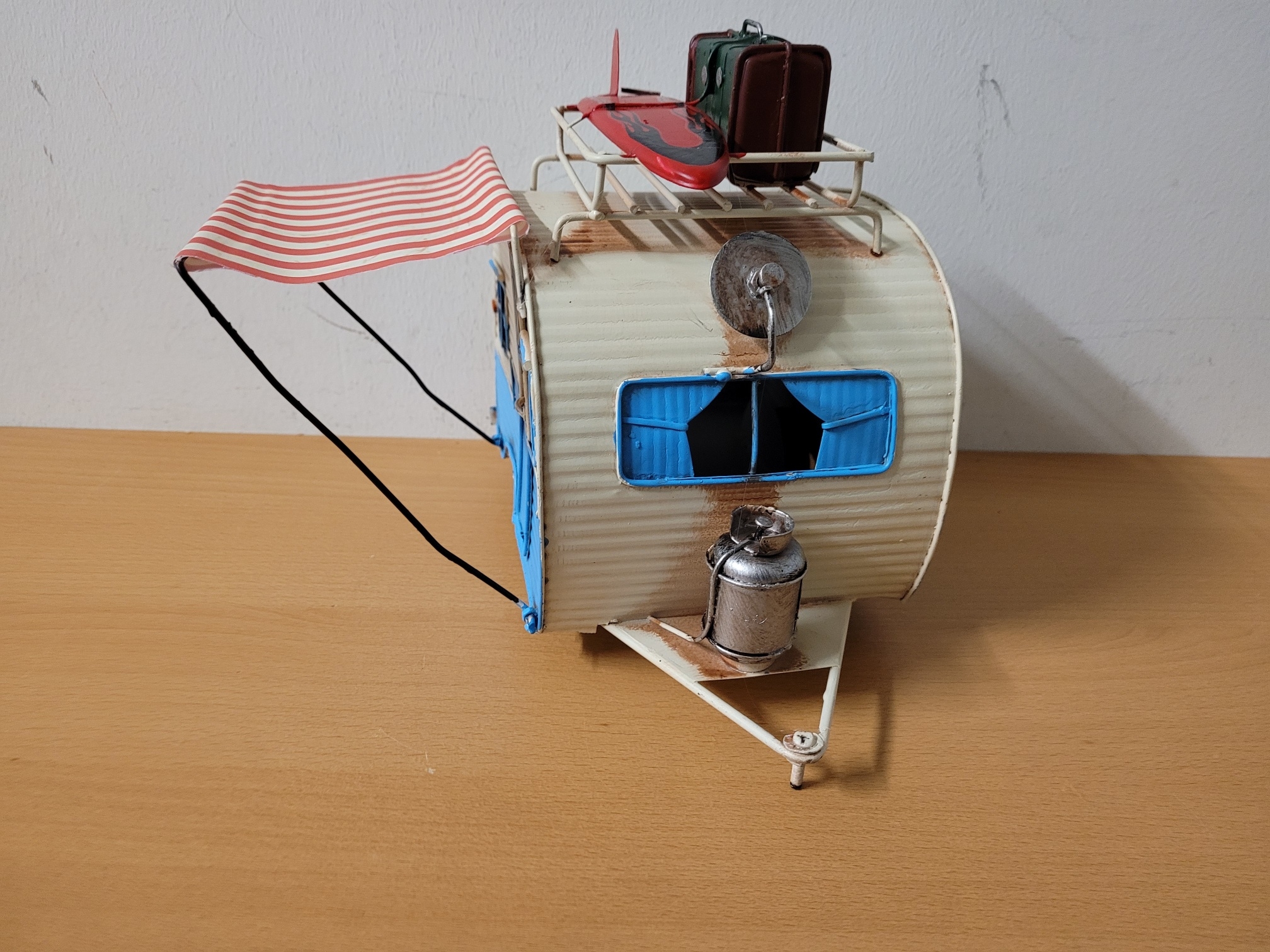 Grotere caravan blauw blikken model