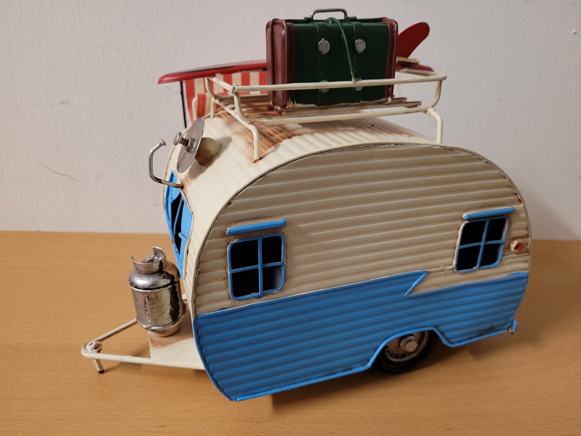 Grotere caravan blauw blikken model