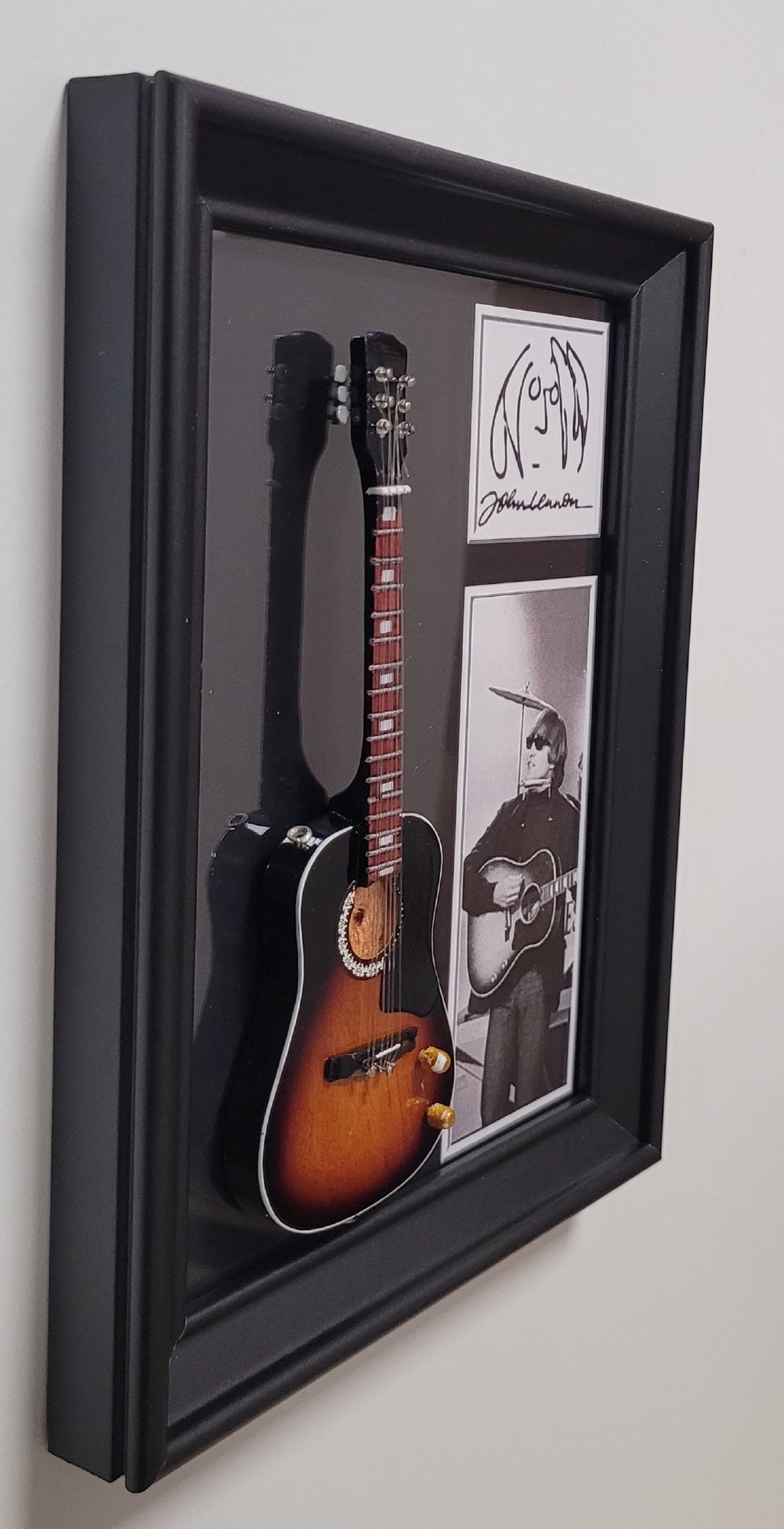 John Lennon The beatles lijst met gitaar