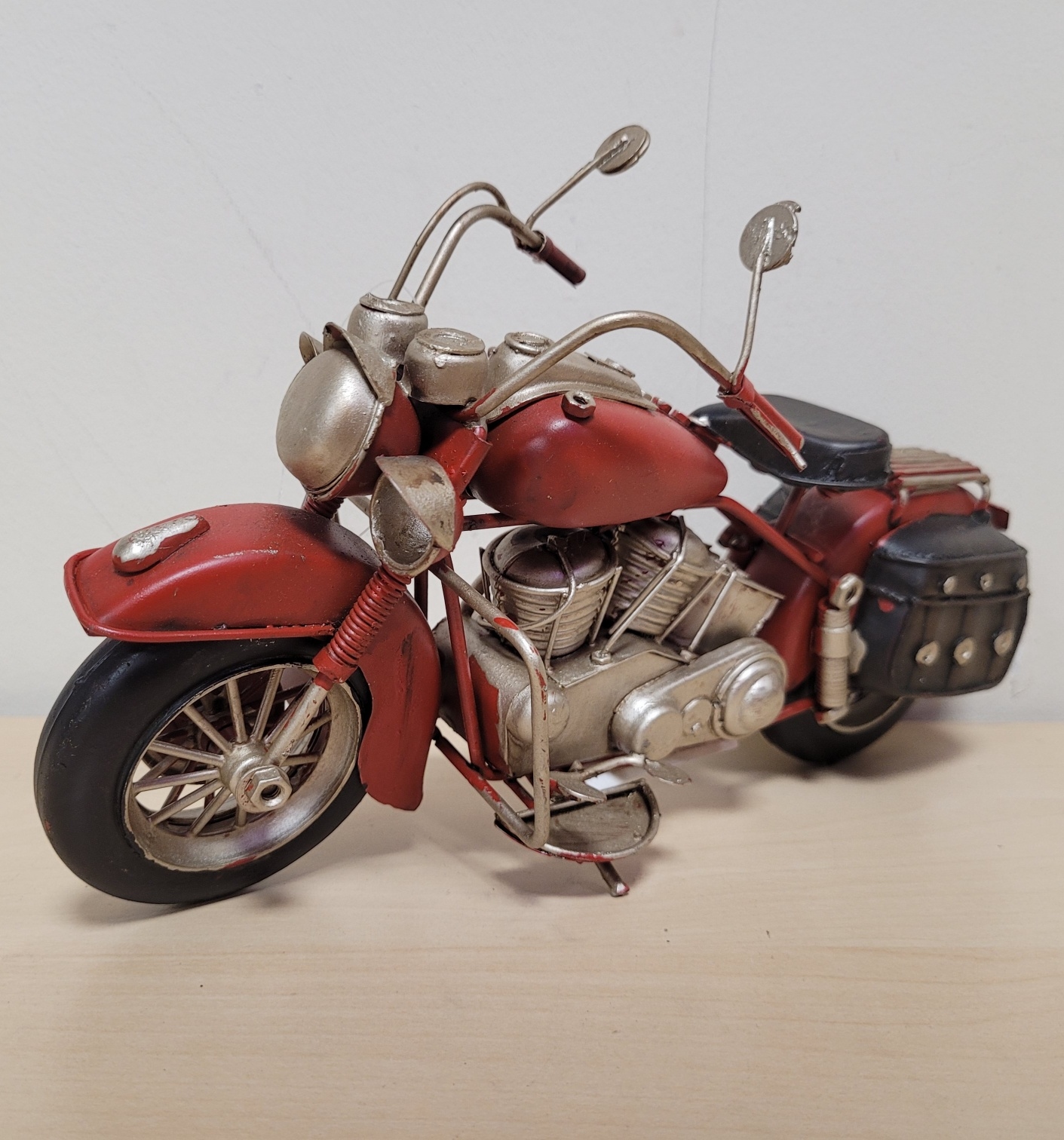 Rode motor met tassen metalen model