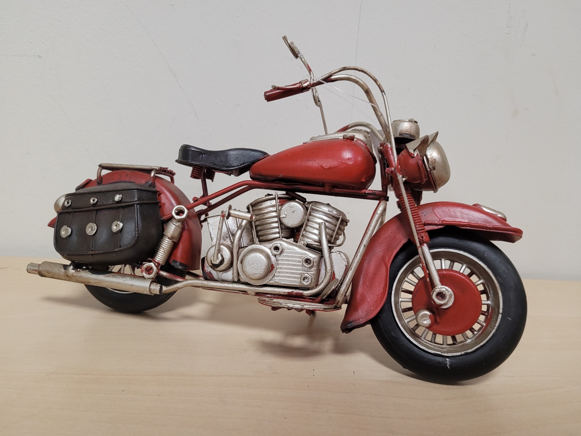 Rode motor met tassen metalen model