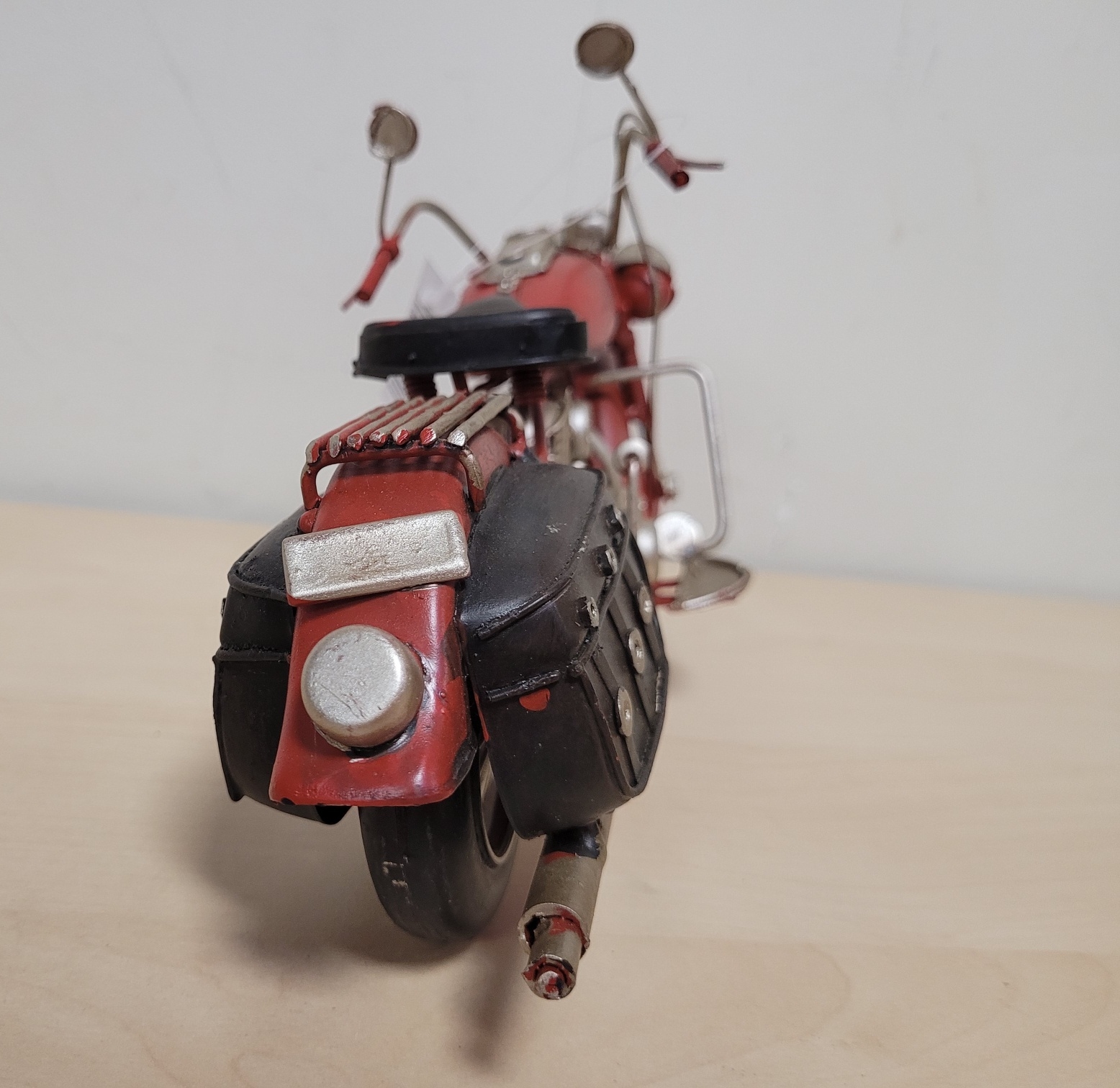Rode motor met tassen metalen model