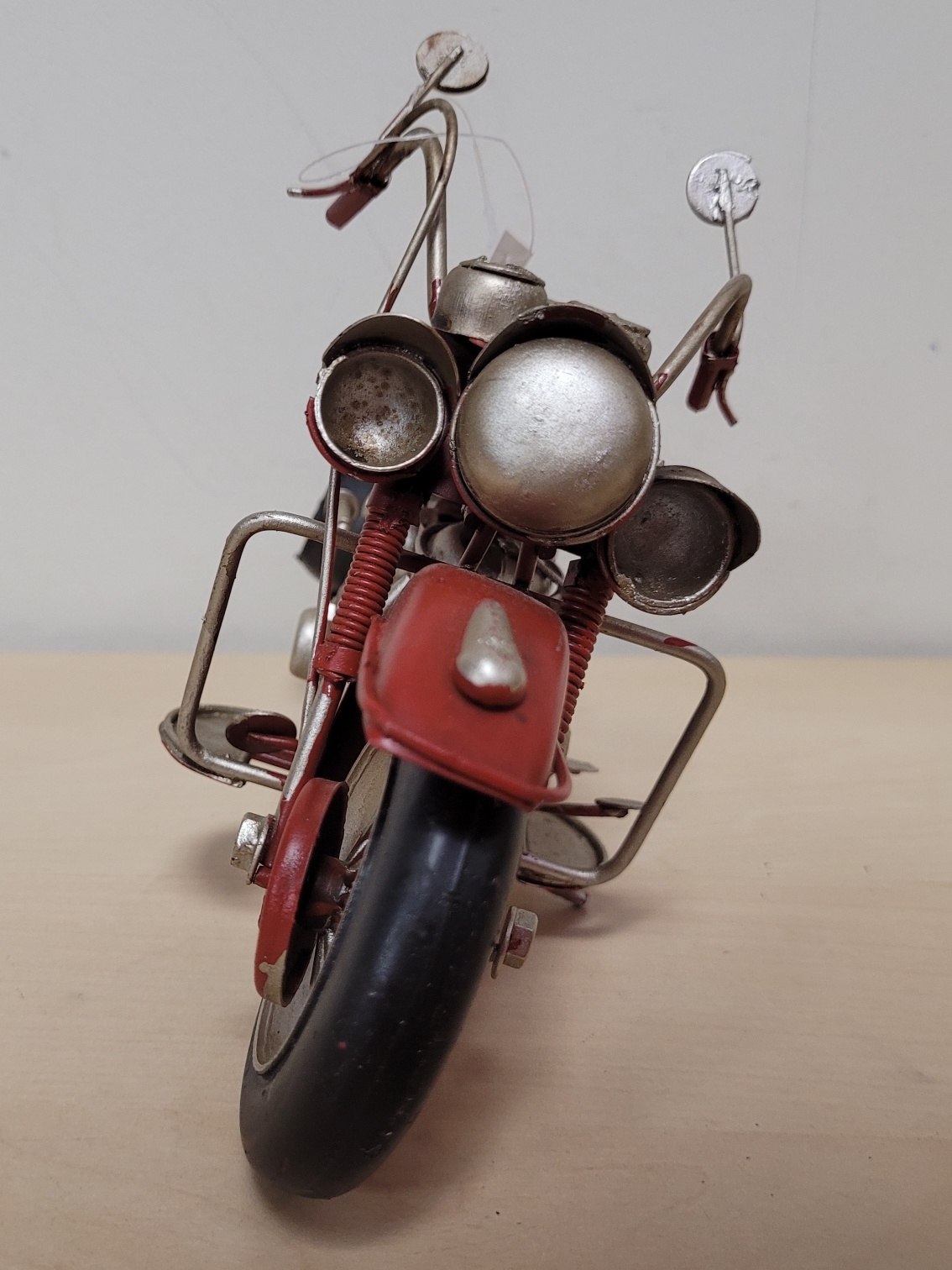 Rode motor met tassen metalen model