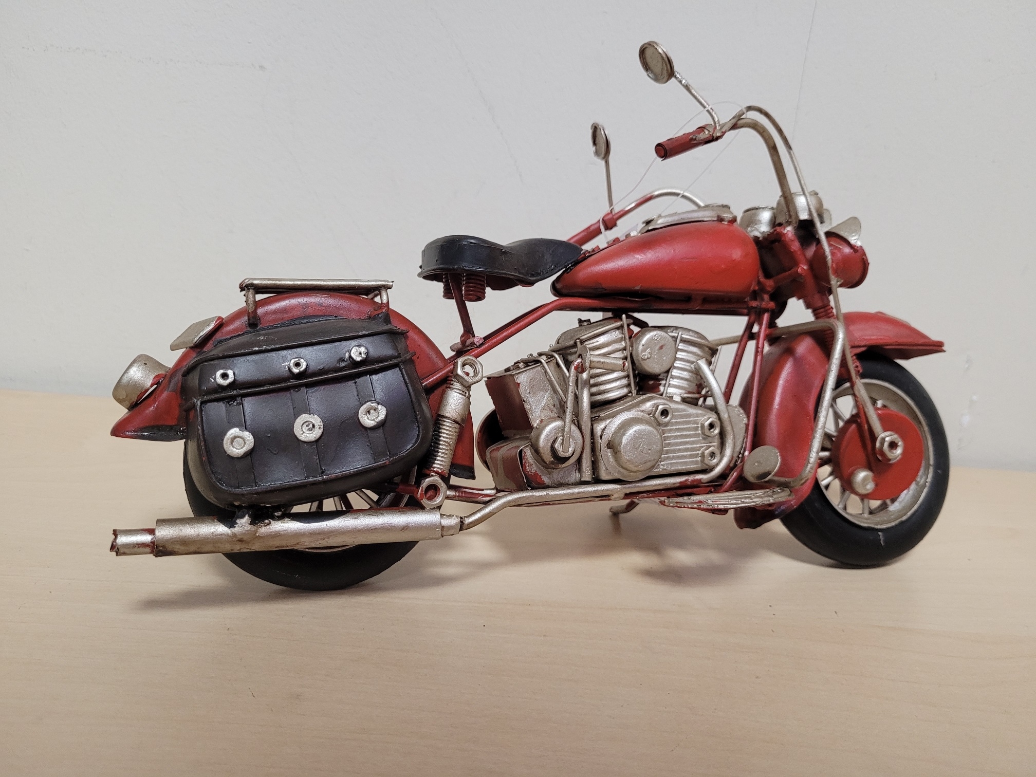 Rode motor met tassen metalen model