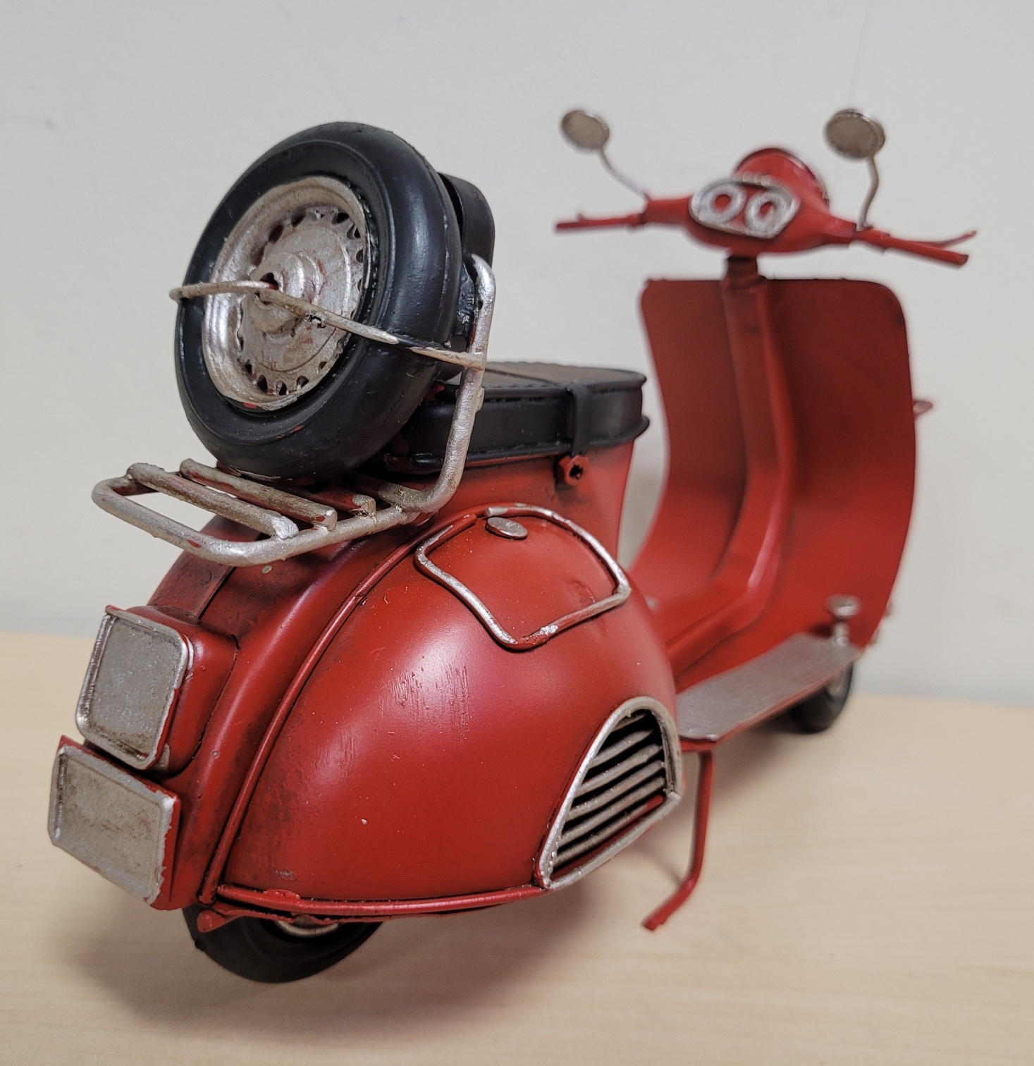 Rode retro scooter metalen model