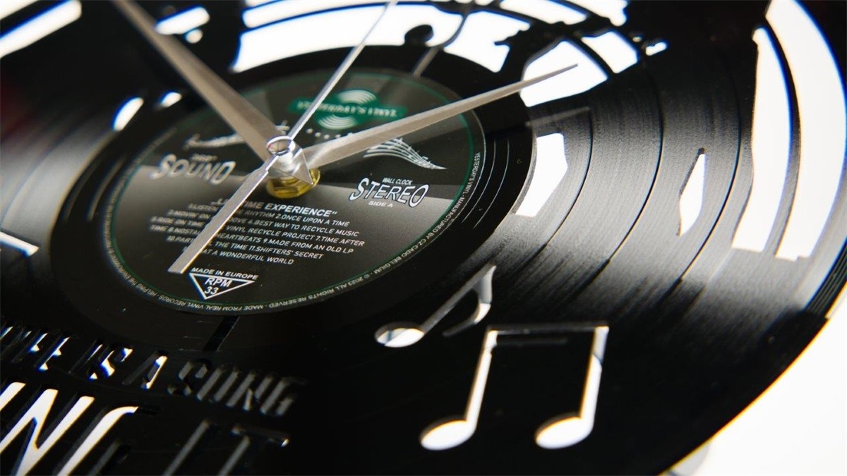 Vinyl klok singer live is a song