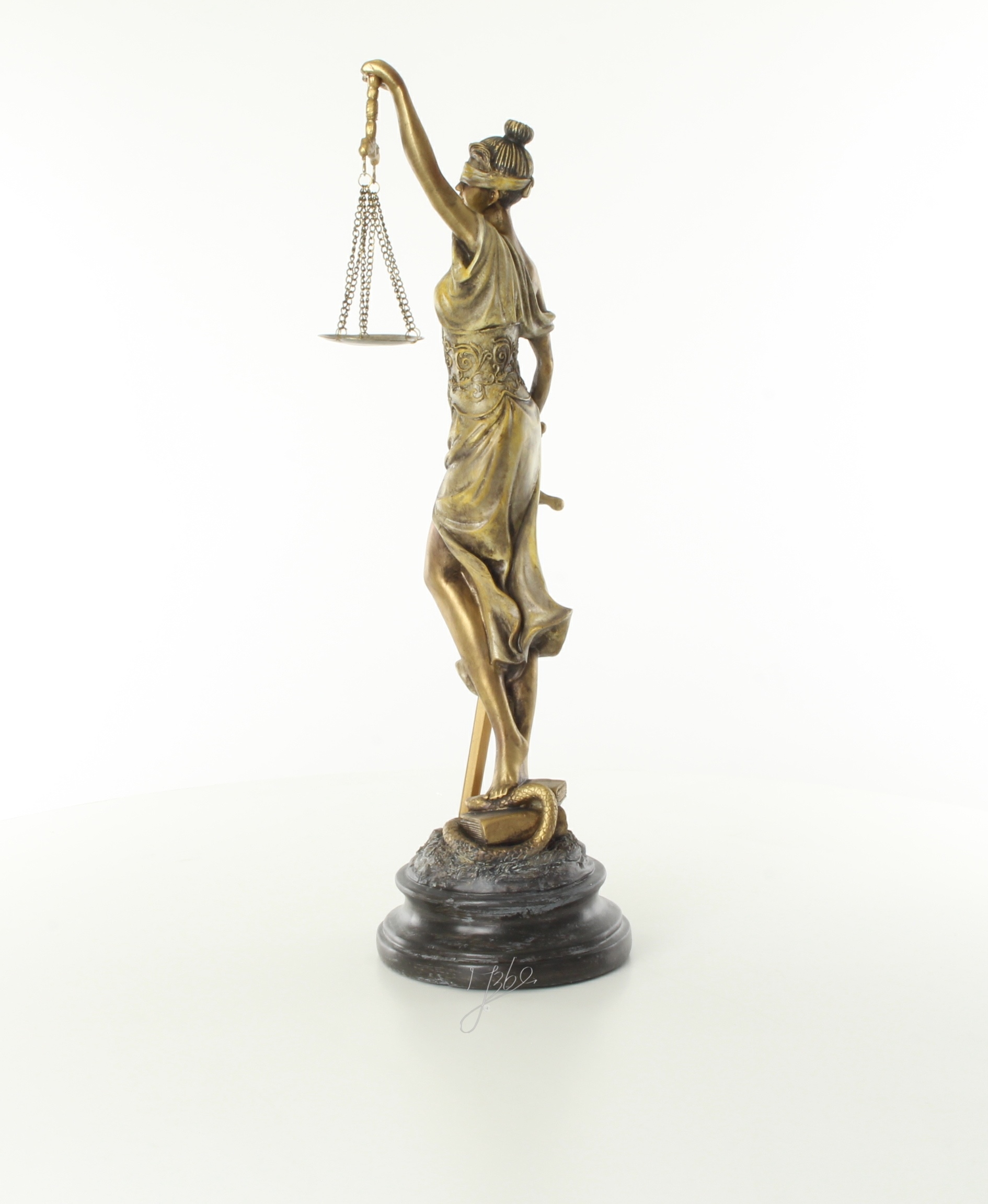 Vrouwe justitia beeld gele jurk polyresin