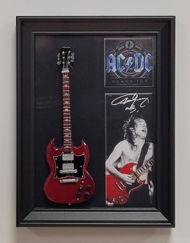 Angus Young ACDC lijst met gitaar